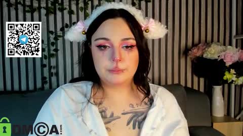 Mia online show from 10-31-25, 02:23