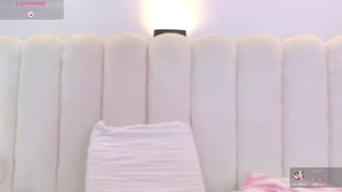 Snapshot of mia_rom chatting on 11-19-25, 12:27 Mia online show from 11-19-25, 12:27