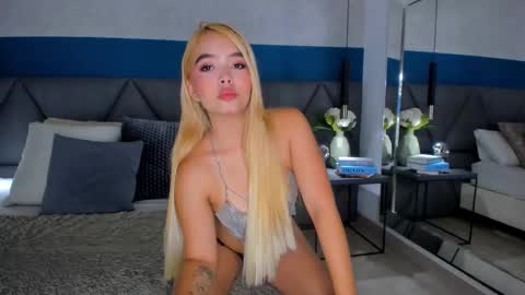 Snapshot of mia_roswell chatting on 09-24-25, 01:42 MIA  online show from 09-24-25, 01:42