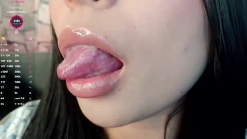 Snapshot of mia_roux1 chatting on 12-05-25, 05:49 Mia online show from 12-05-25, 05:49