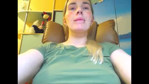 Mia. online show from 04-12-26, 07:30