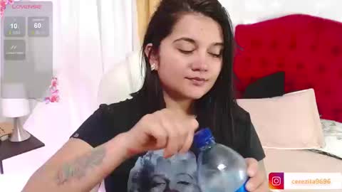 Snapshot of mia_traveluxe chatting on 09-23-25, 02:03 Mia  online show from 09-23-25, 02:03