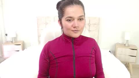 Snapshot of mia_traveluxe chatting on 10-06-25, 02:09 Mia  online show from 10-06-25, 02:09