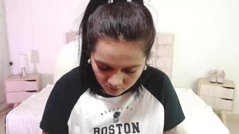 Snapshot of mia_traveluxe chatting on 10-15-25, 04:01 Mia  online show from 10-15-25, 04:01