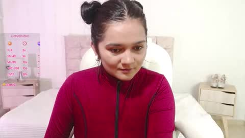 Snapshot of mia_traveluxe chatting on 10-18-25, 12:35 Mia  online show from 10-18-25, 12:35