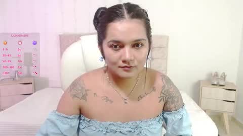 Snapshot of mia_traveluxe chatting on 10-21-25, 11:27 Mia  online show from 10-21-25, 11:27