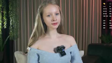 Snapshot of mia_vebes chatting on 11-25-25, 10:10 Mia online show from 11-25-25, 10:10