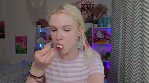 Snapshot of mia_waterlily chatting on 05-06-26, 03:24 Mia online show from 05-06-26, 03:24