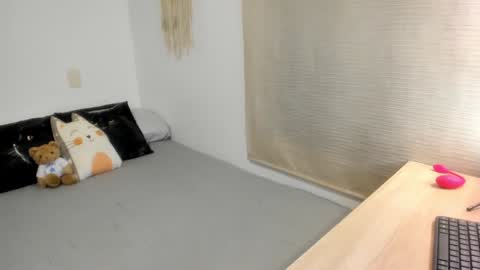 Snapshot of mia_xgray chatting on 01-29-25, 09:28 Mia online show from 01-29-25, 09:28