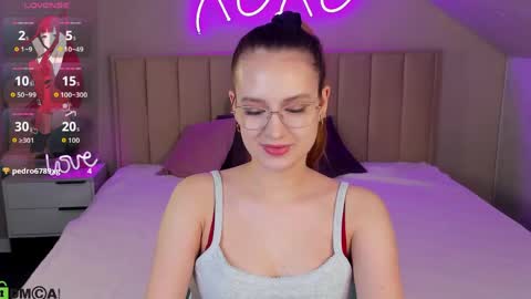 Snapshot of miaa_hill chatting on 06-08-26, 11:10 Mia online show from 06-08-26, 11:10