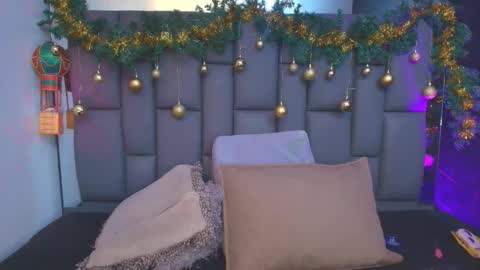 Mia online show from 12-19-25, 12:12