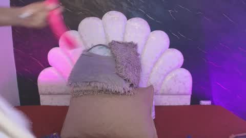 Mia online show from 04-21-26, 12:11