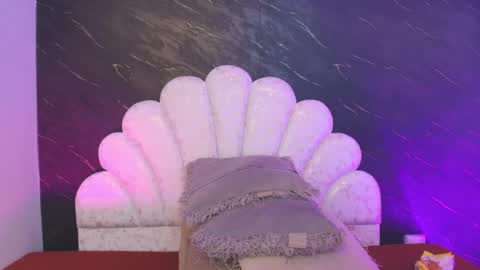 Mia online show from 04-25-26, 12:08