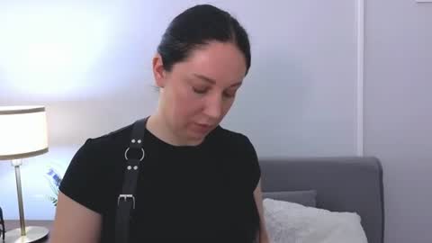 Mia online show from 06-13-26, 05:49