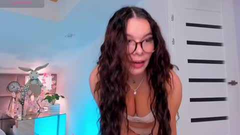 Mia online show from 04-07-26, 07:47