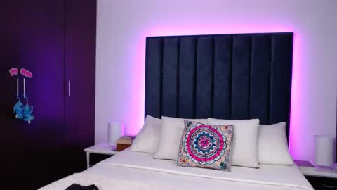 miaandnaty1 online show from 12-31-24, 02:19