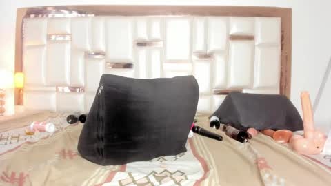 Snapshot of miaaxxx_ chatting on 12-31-24, 03:42 Mia online show from 12-31-24, 03:42