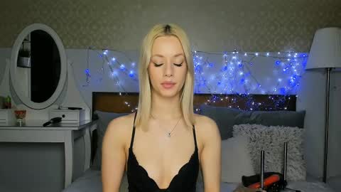 MiaBeeX online show from 04-15-26, 02:24