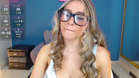 Snapshot of miacarperrlux chatting on 01-03-25, 08:32 MiaCarper online show from 01-03-25, 08:32