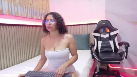 Snapshot of miacarterr_ chatting on 11-29-25, 12:30 Mia online show from 11-29-25, 12:30