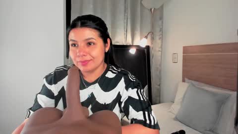 Snapshot of miadanielss chatting on 03-07-25, 03:40 IG Yojanagomez online show from 03-07-25, 03:40