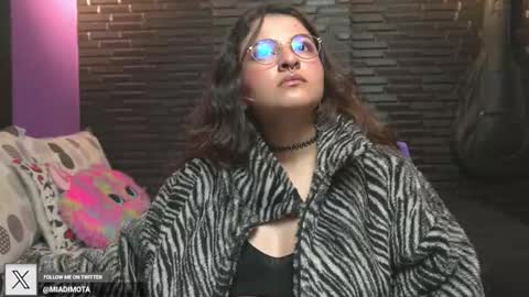 Snapshot of miadimota chatting on 11-01-25, 07:21 Mia online show from 11-01-25, 07:21