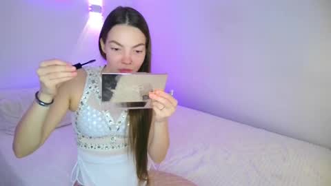 Snapshot of miafiora chatting on 05-08-26, 01:00 Mia online show from 05-08-26, 01:00