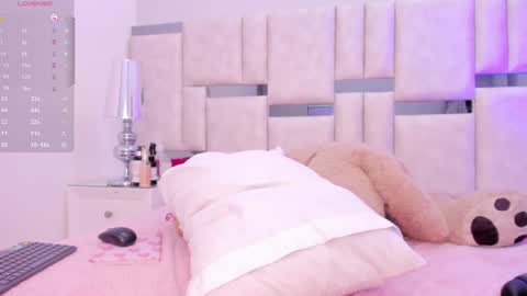 Snapshot of miagiorgia chatting on 12-17-24, 11:38 Mia  online show from 12-17-24, 11:38