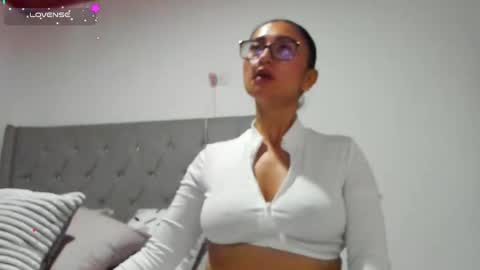 Snapshot of miagonzal chatting on 10-24-25, 03:03 Mia  online show from 10-24-25, 03:03