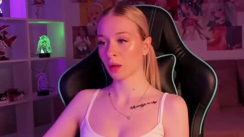 Mia online show from 11-27-25, 06:04