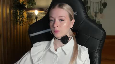 Mia online show from 11-30-25, 05:33