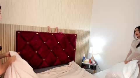 Miah and Bella online show from 10-17-25, 08:00