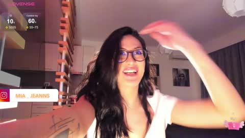 Mia online show from 02-17-25, 07:42