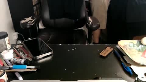 Snapshot of miaking chatting on 11-27-25, 04:47 Mark online show from 11-27-25, 04:47