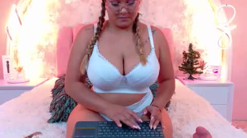 Snapshot of mialaurents chatting on 12-14-25, 04:07 Mia online show from 12-14-25, 04:07