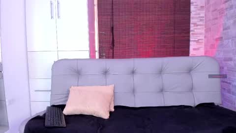 Mia online show from 03-04-25, 07:01