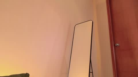 Mia online show from 04-24-26, 05:04