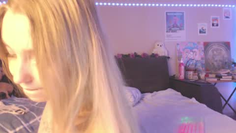 Snapshot of miamiameow chatting on 12-20-24, 06:56 Mia online show from 12-20-24, 06:56