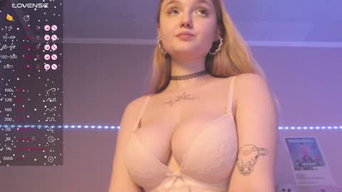 Snapshot of miamiameow chatting on 01-08-25, 05:37 Mia online show from 01-08-25, 05:37