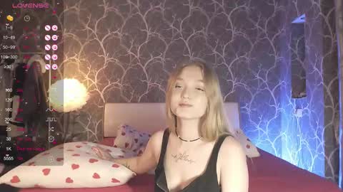 Snapshot of miamiameow chatting on 09-24-25, 04:32 Mia online show from 09-24-25, 04:32