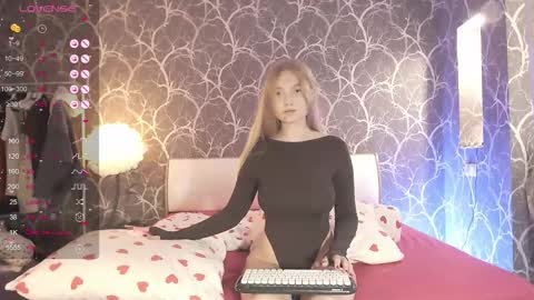 Snapshot of miamiameow chatting on 10-04-25, 11:08 Mia online show from 10-04-25, 11:08