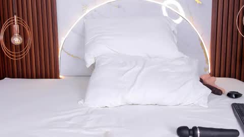 Mia  online show from 10-11-25, 03:39