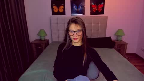 Mia online show from 01-17-25, 06:12