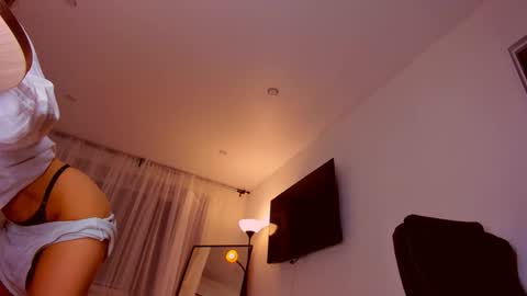 Mia online show from 09-17-25, 08:32