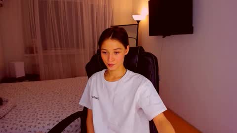 Mia online show from 10-12-25, 09:03