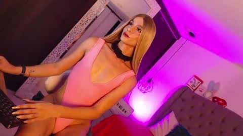 Snapshot of miaromanove_ss chatting on 06-13-26, 03:37 Mia Romanove online show from 06-13-26, 03:37