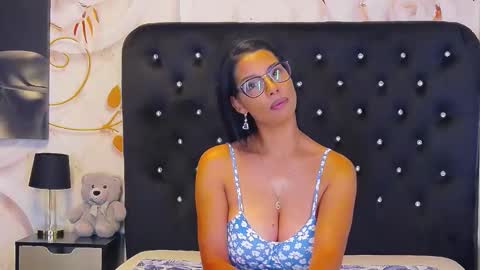 Mia online show from 10-03-25, 12:02