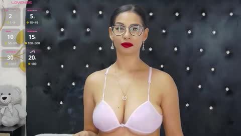 Mia online show from 10-27-25, 01:04