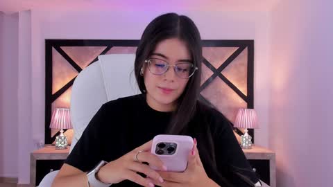 Snapshot of miasilverr chatting on 12-17-24, 10:11 Mia online show from 12-17-24, 10:11