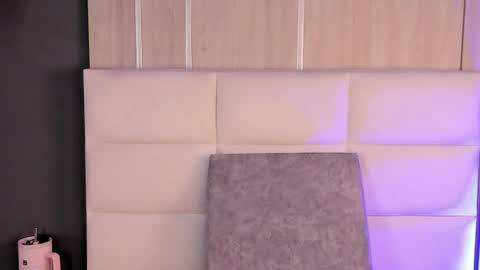 Mia online show from 04-23-26, 08:33